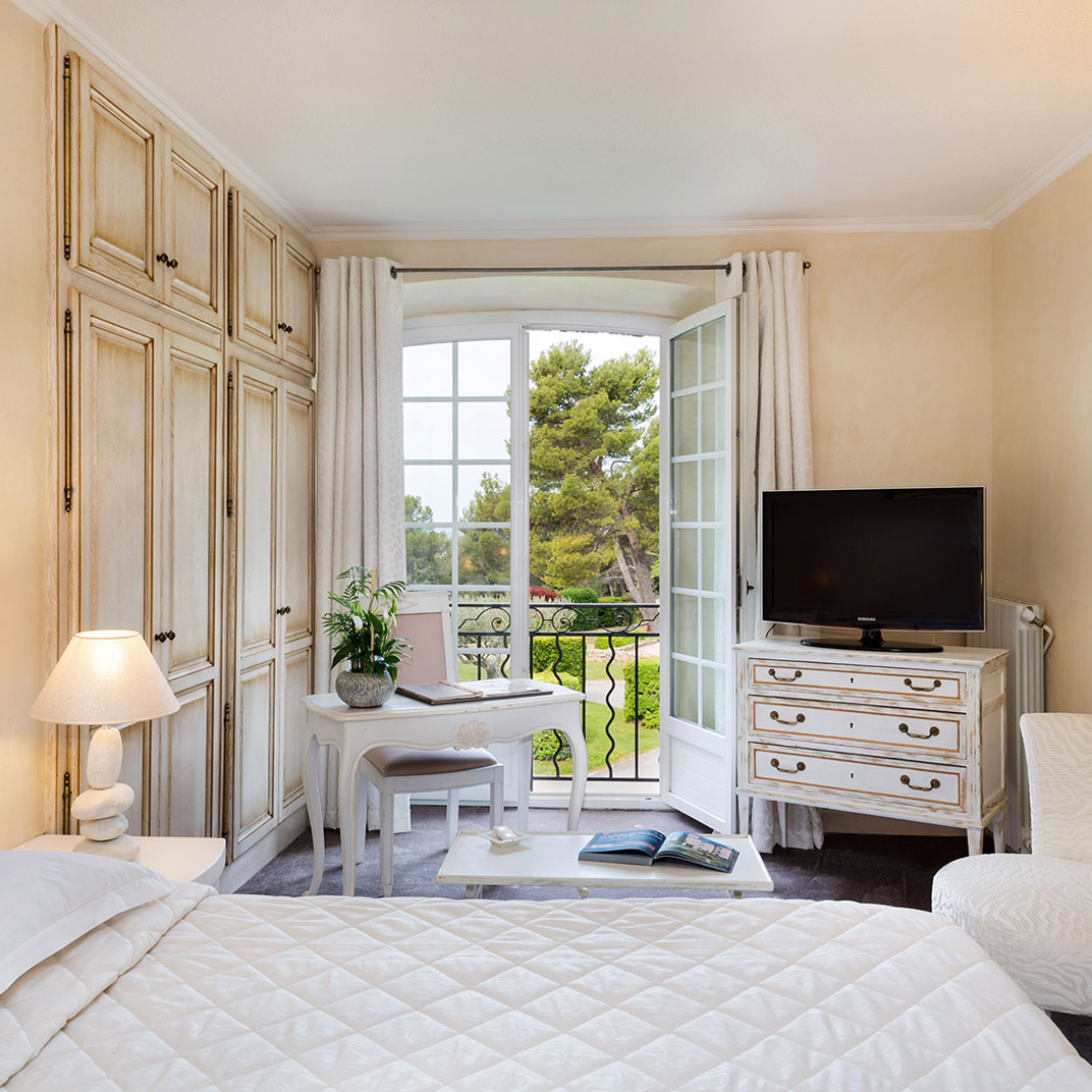 LA BASTIDE DE TOURTOUR HOTEL & SPA